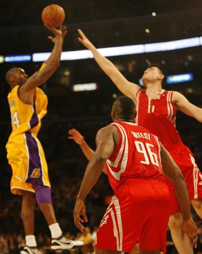 姚明在nba成功有多不易?看了他这3个身体短板你就懂!