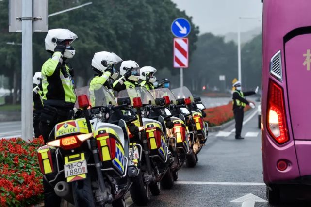 打開騰訊新聞,查看更多圖片 >英雄車隊在南寧市交警支隊鐵騎的全程