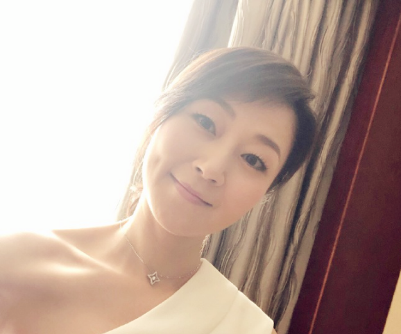 49岁万绮雯街边过酒瘾素颜超美,结婚19年没生娃婚姻依然幸福