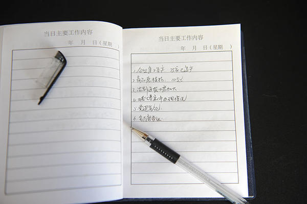 办公桌上摊开的《工作日志》,仍在等待着他续写接下来的工作.
