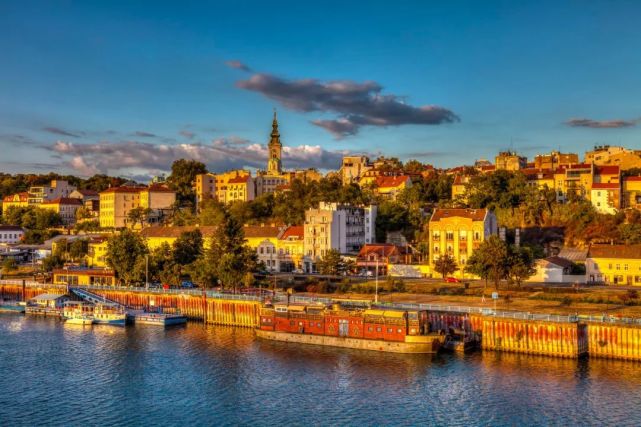 塞尔维亚总统哽咽,感谢中国援助,第一个对中国免签的欧洲国家,美爆啦!