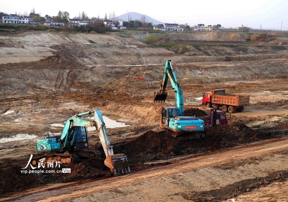 运输土方工程车川流不息,建设现场一片繁忙