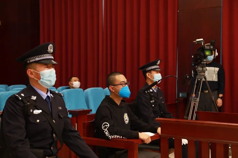 法院审理查明,2020年2月,被告人郝某利用在新冠肺