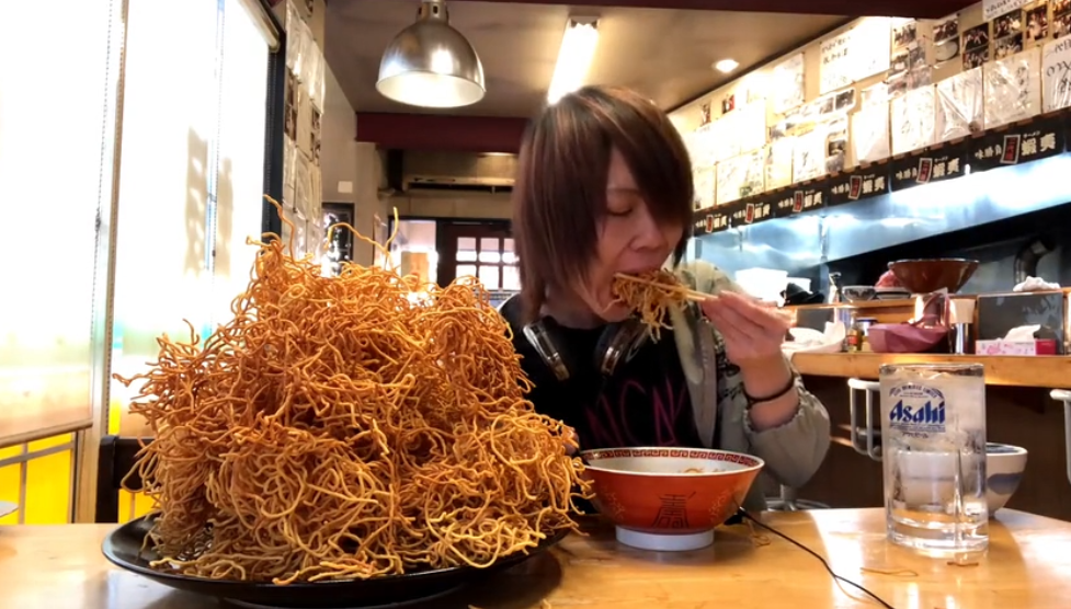 大胃王吃30斤炸面条粉丝都嫌他穷看清后网友吃不起