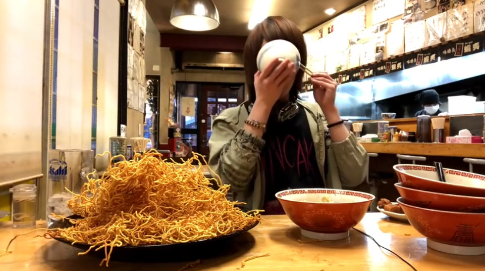 大胃王吃30斤炸面条粉丝都嫌他穷看清后网友吃不起