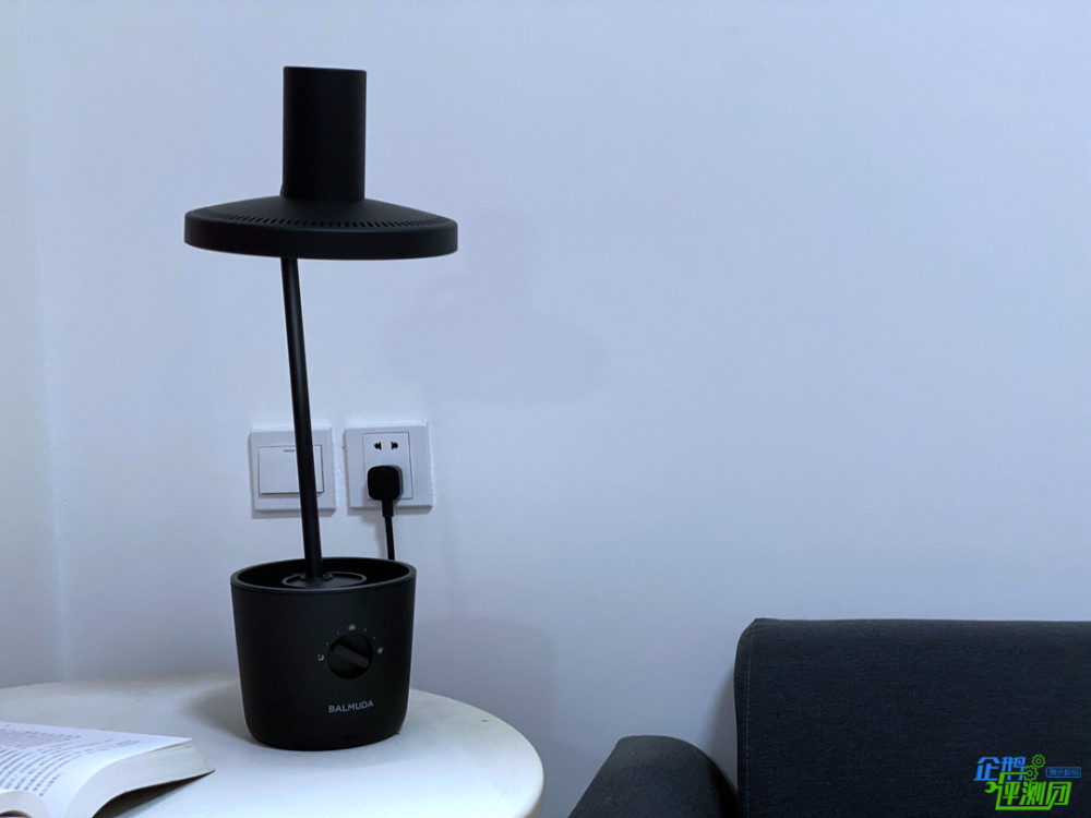 我们体验了巴慕达这款3699元台灯 在这里你看到的颜色真的有点不一样