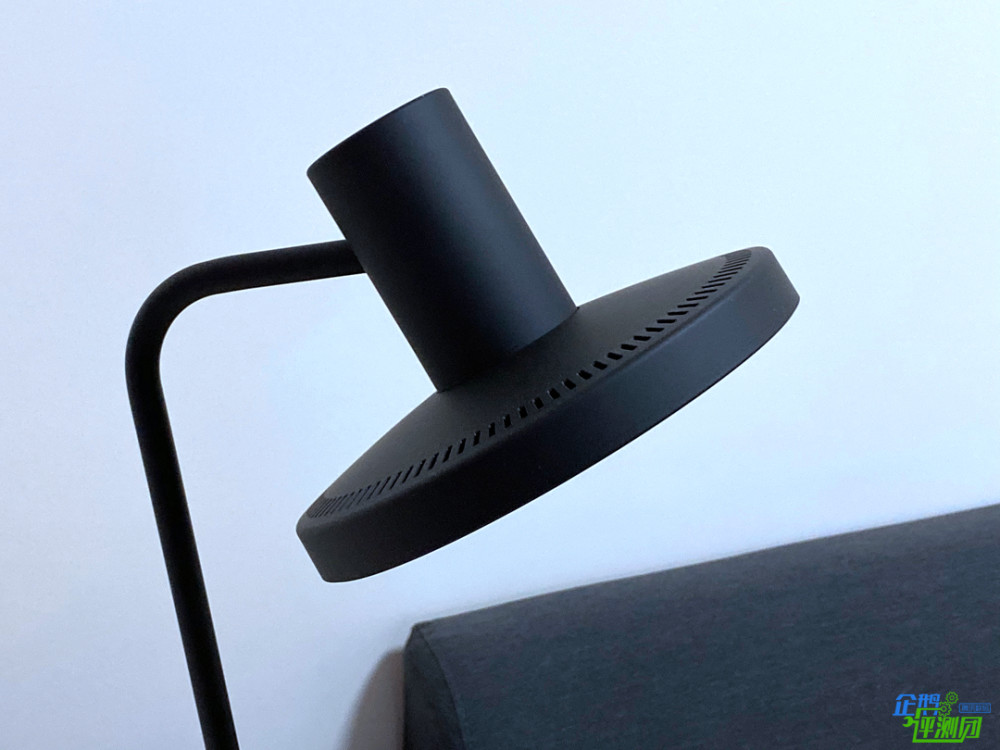 我们体验了巴慕达这款3699元台灯 在这里你看到的颜色真的有点不一样