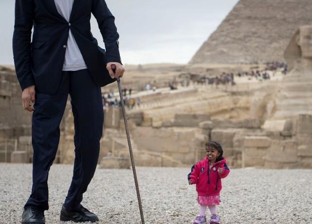 世界最高男人与最矮女人牵手埃及,身高差既喜感又有爱