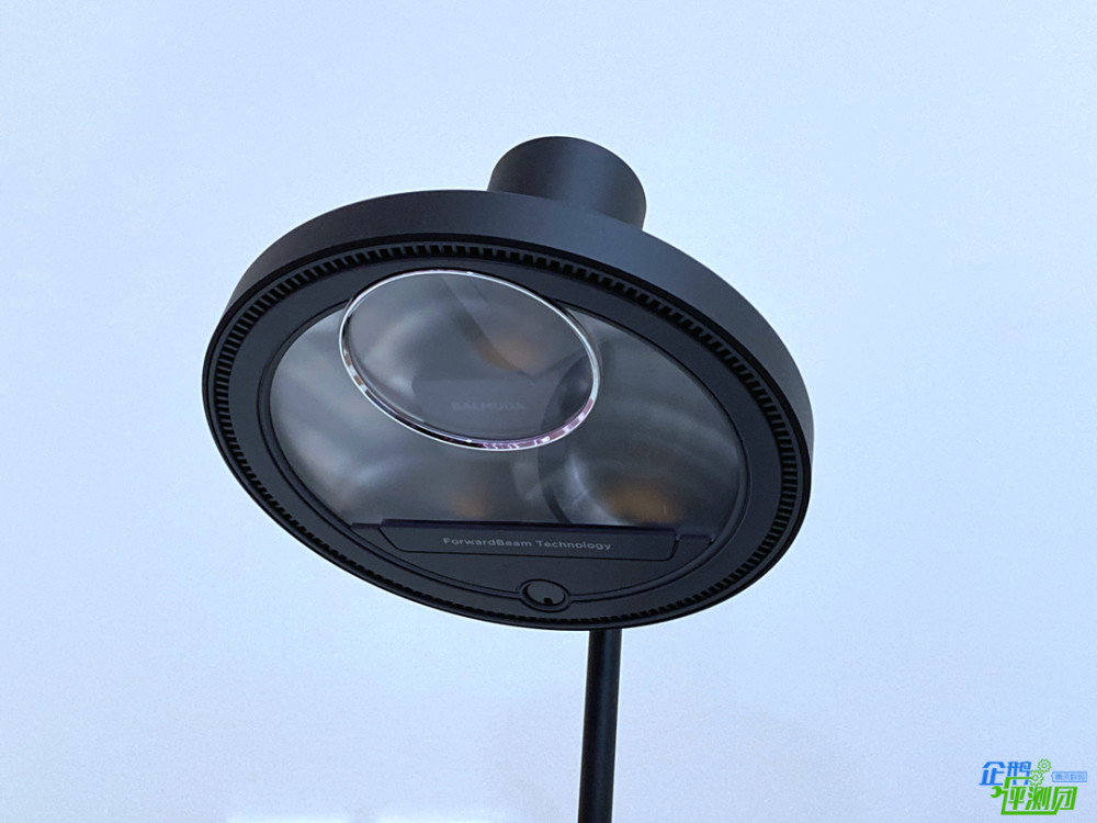 我们体验了巴慕达这款3699元台灯 在这里你看到的颜色真的有点不一样