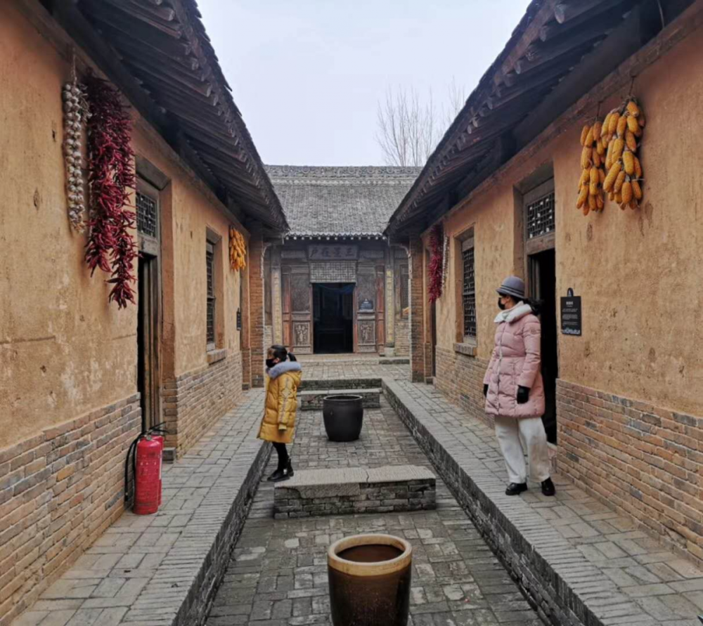 太真实了,就像里面确实有人住着一样,房屋的风格也像我老家的老房子.