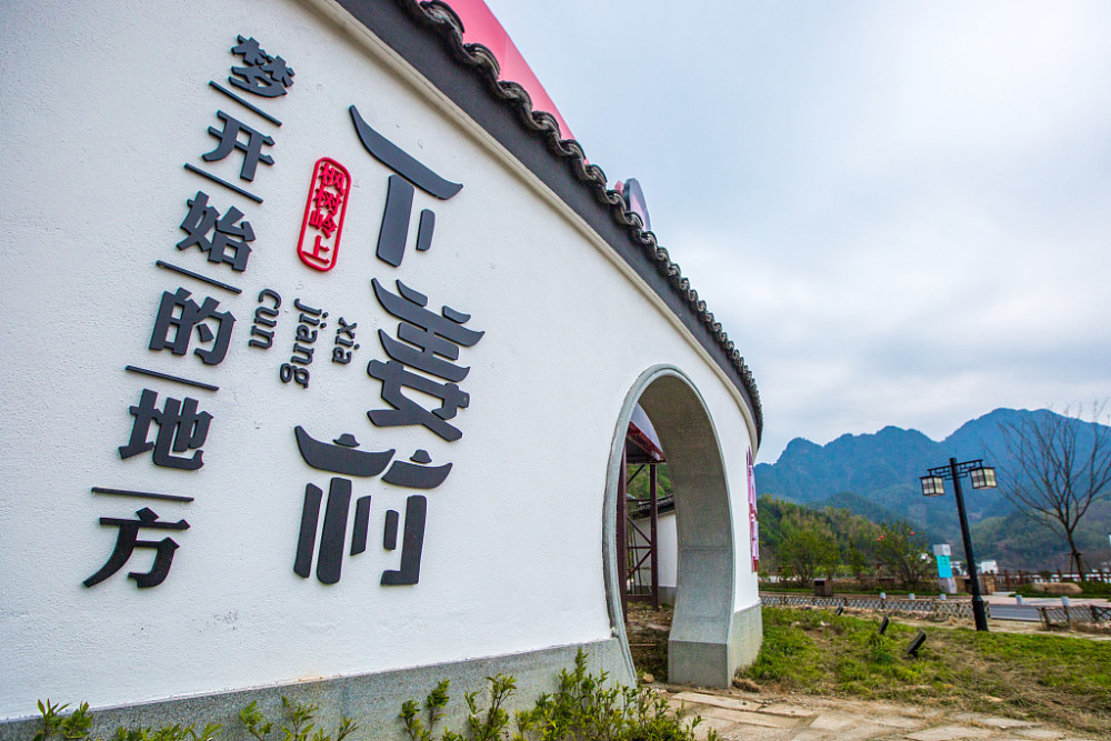 在杭州城中下姜村与绿水青山相互辉映美如画卷