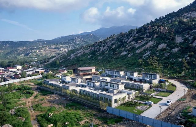 现状用地是一段由东北至西南逐渐下落的坡地,基地北