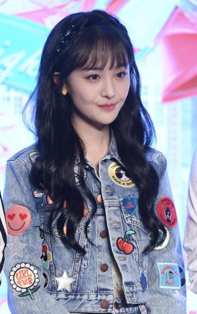 郑爽真的太会穿公主卷发搭配牛仔套装裙现身秒变成初恋女友