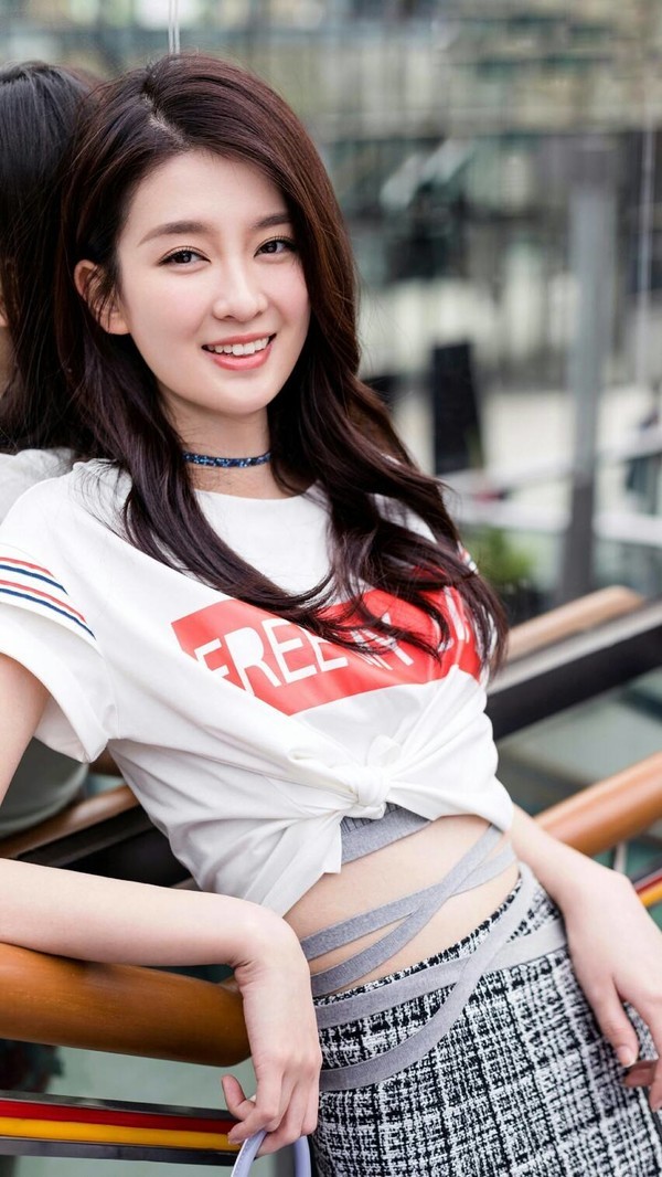 乔欣登《elleidol》封面,鲜花 彩妆演绎另类妆容,春天的感觉