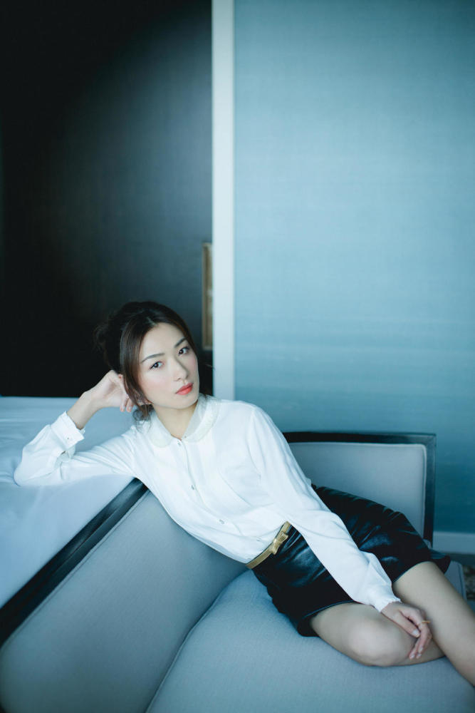 37岁辣妈万茜太有气质感,白衬衫配半身裙简约干练,秒变18岁少女