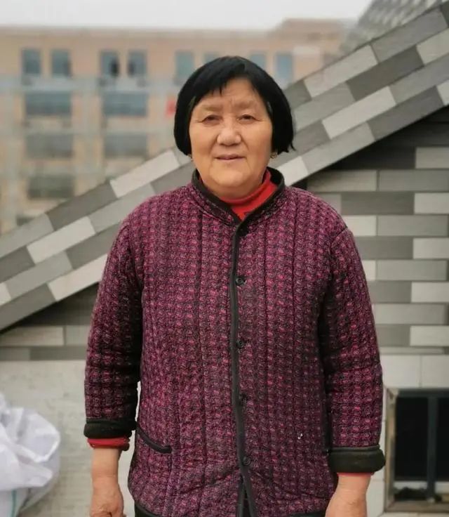 和粟泽东一样,说起对方,朱玉萍也记忆犹新,嘴里还亲切地叫着"东东".