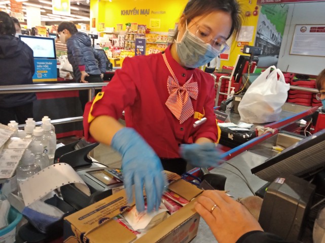 超市的保安,收银员,货架管理员等100%都佩戴了口罩,收银员还戴着胶皮