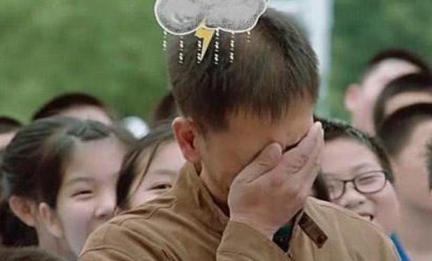 面对于孩子的调侃,这位老爸也是非常的无奈,心想着 :"男人何苦为难