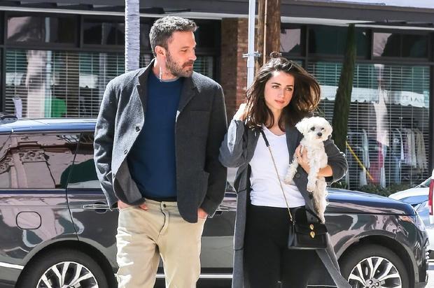 春风满面大本携新女友出街