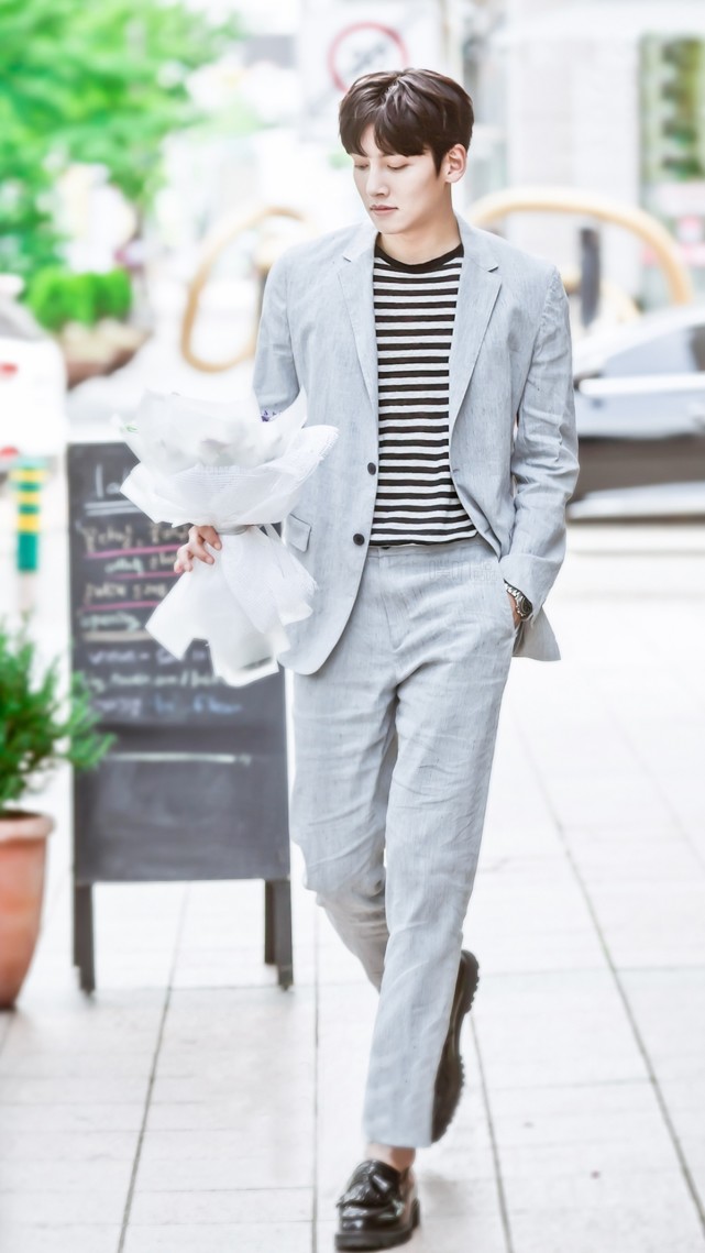 穿搭上池昌旭也可以说是型男级别的,灰色的西装搭配条纹t恤,有范的