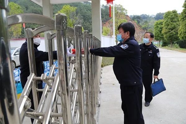 民輔警把家安在了所裡及時實行戰時封閉執勤安遠縣看守所根據上級部署