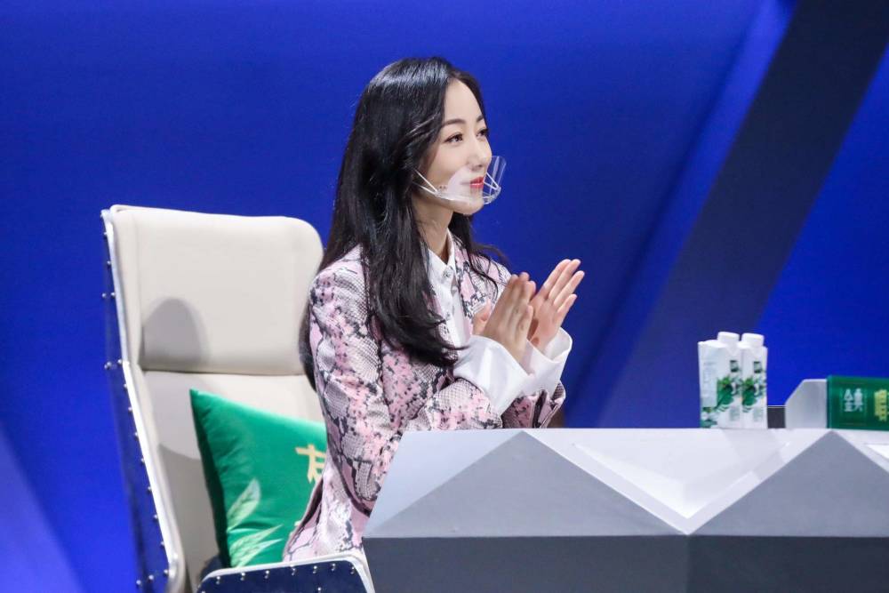 韩雪首次挑战唱rap,"蛇纹"粉西装内搭白衬衫,狂野又有女人味