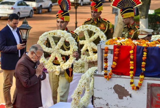 印度首都大规模骚乱,首席警官被当场打死,用人脸识别软件找暴徒