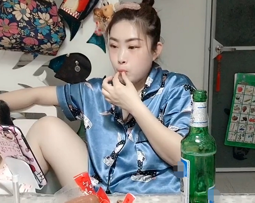 "东北辣妈"辅导娃学习走红,娃胆战心惊:急眼了不会抡酒瓶子吧?