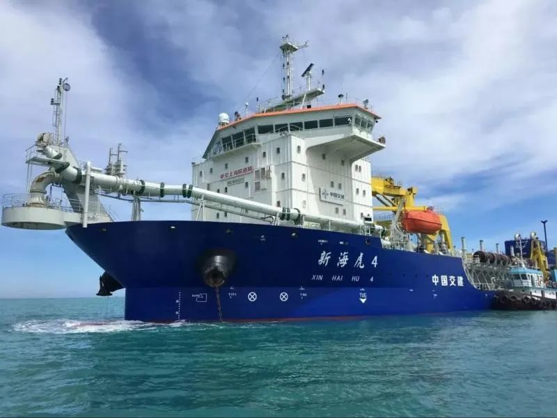 3月18日上午,两艘万方级耙吸式挖泥船"新海龙","新海虎4"离开待泊锚地