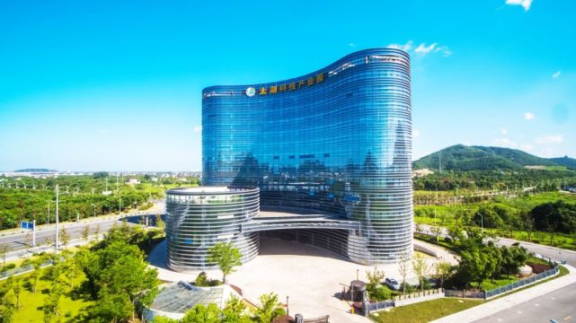 苏州太湖科技产业园研发大楼位于太湖科技产业园核心区凤凰路,塔山路