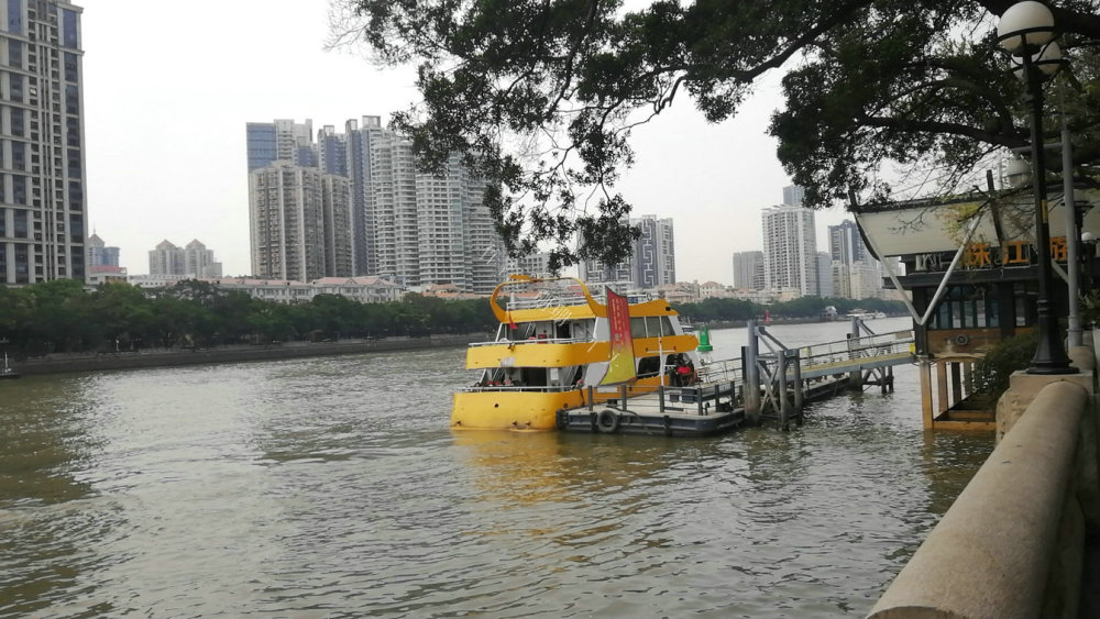 這天,珊珊三丫頭正在沿江路漫步,走到長堤的