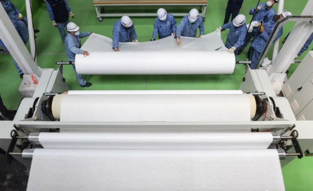 2月底,不少口罩厂就纷纷挂出通知,因为熔喷布短缺被迫停产.