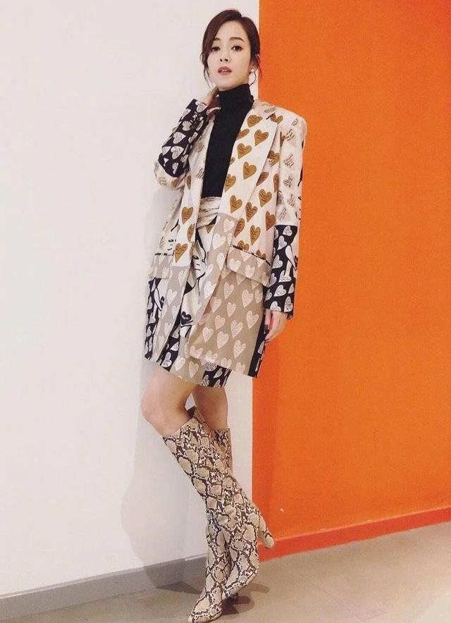 侯佩岑太会穿,印花西装搭浮夸蛇皮靴穿出高级感,"贵妇感"十足