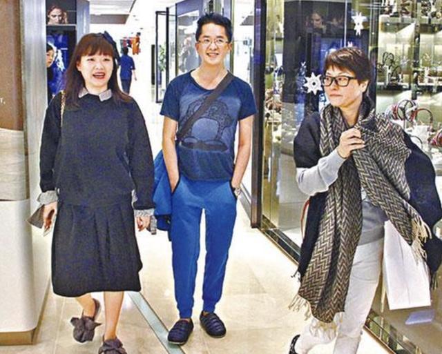 洪金梅53岁长子邓兆尊分手三太速结新欢,两人挽手逛街处在热恋期