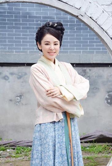 岁的谭凯琪是香港知名女演员,长相出众演技佳的她出演过《致命复活》