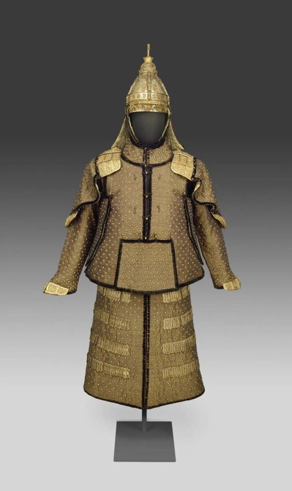 124厘米甲胄全长(盔顶至下裳下摆)172厘米这件仪式用锁子锦甲胄由上衣