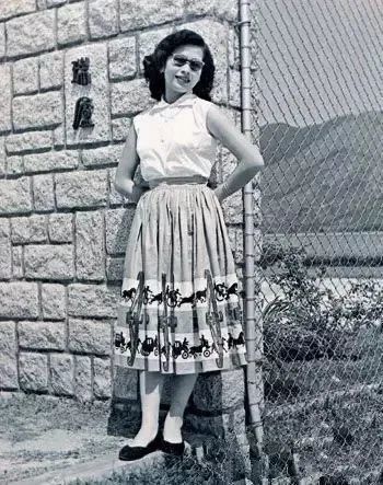 但没多久,黄夏蕙就移情别恋了,新对象是香港政商两界大亨,比自己年长