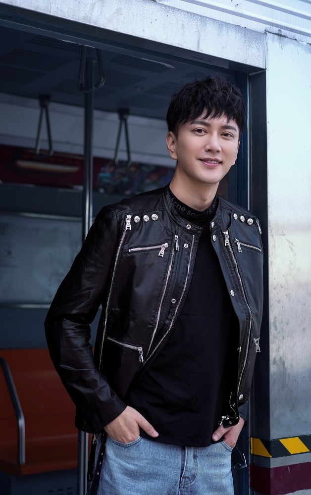 王仁君春日写真曝光 牛仔配皮衣cool感十足