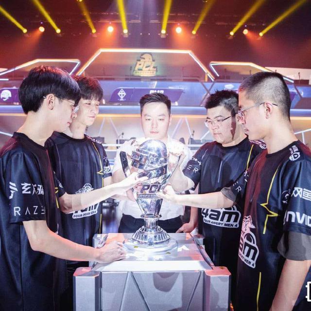 PCL:4AM35分第八名，黑潮轮换到4AM辅助韦神指挥，小鹿状态极低
