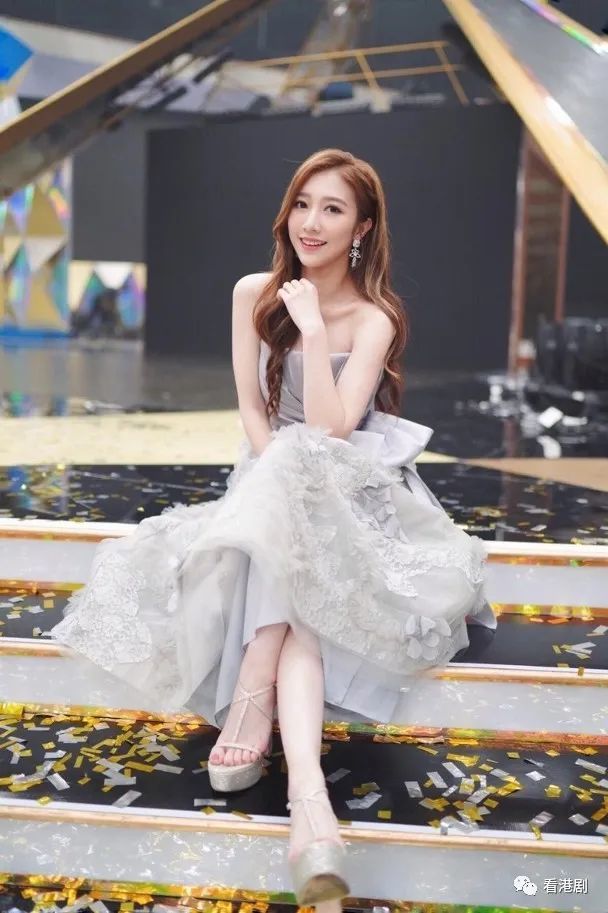 选完港姐丢低咗 何依婷行catwalk好紧张