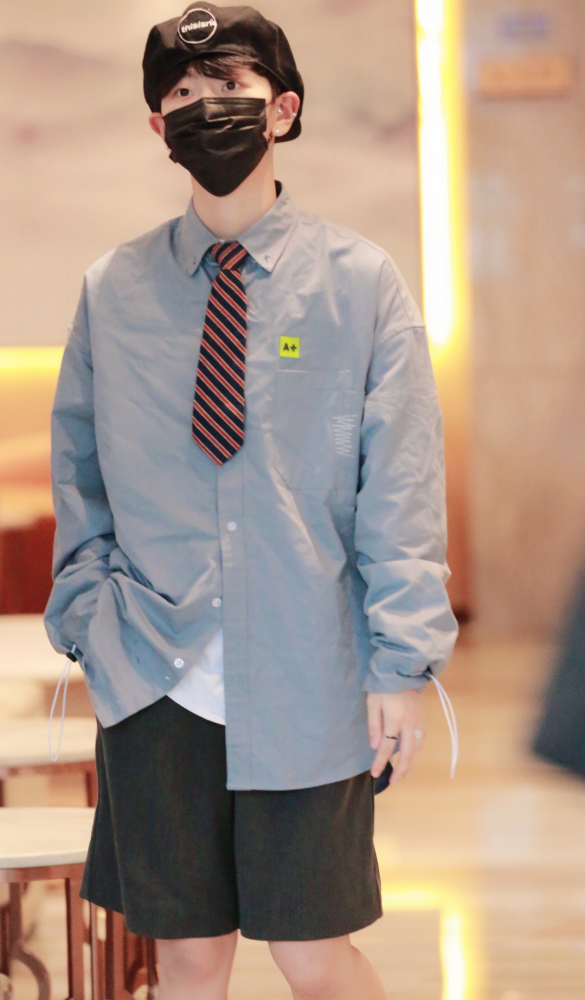 当刘梦把衬衫穿上去后,因为还遮住了一部分短裤,所以在一定程度上也是