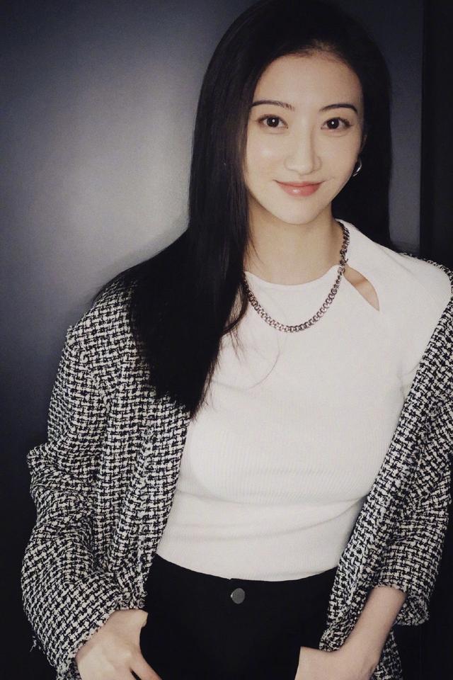 景甜港风细眉显高级 终于摆脱 人间富贵花 侧颜杀美过蔡少芬 腾讯新闻