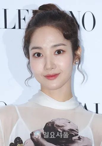 隔壁全智贤是这样,朴敏英也是这样,颜值的保鲜期无限延长,状态一直很