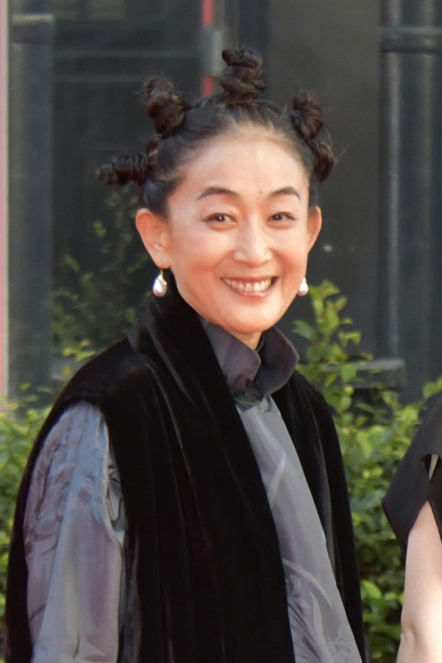 而整个造型中最有潮流感的还是陈瑾的冲天鬏发型,太时尚,太可爱了,有