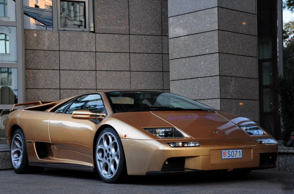 香港唯一的金色兰博基尼鬼怪,车龄19年,车主是一位医生