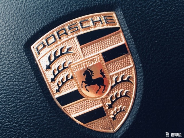保时捷的经典车标,金色黑色,懂车的小伙伴应该都喜欢吧.