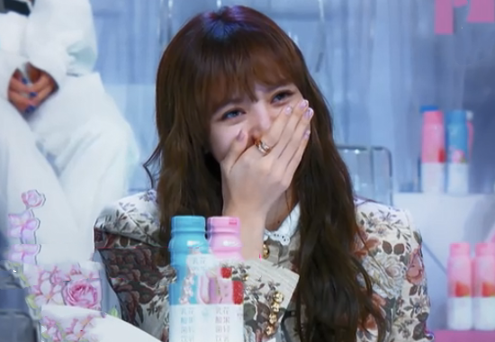 黄欣苑对lisa打感情牌lisa被感动哭ella的表情耐人寻味