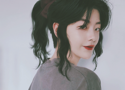 都说杨幂旗下艺人刘梦很帅,可看到她绑马尾的样子,是我的女神