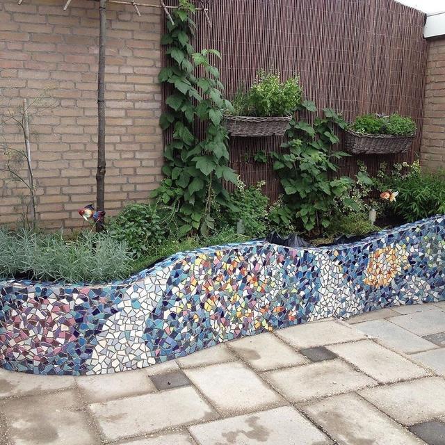 瓷砖刚到家就碎了几块,退不掉扔了心疼,老妈拿来贴花坛边,好美