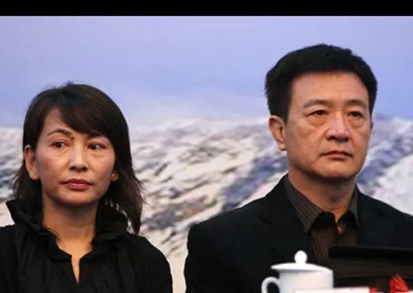 张巍和周里京的婚后生活十分幸福,闲暇时候两人经常一起进行钓鱼,滑雪